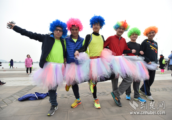 武汉首届女子半马开赛 百名男神穿粉红蓬蓬裙陪跑