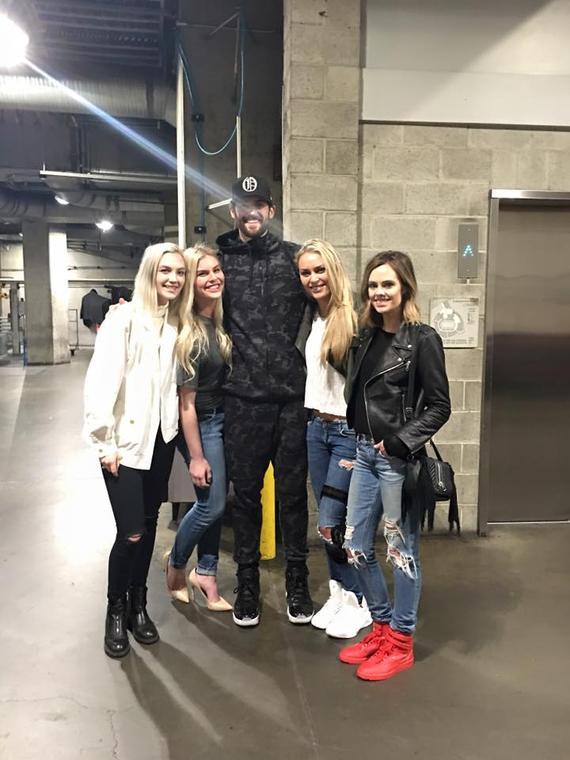 男帅女美太耀眼！滑雪女王沃恩看NBA合影骑士主力