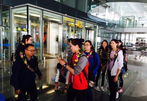 福建女排到达越南河内机场 (图片来源：胡进微博)