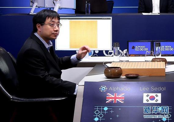 AlphaGo下围棋时有“人肉臂”黄士杰,打星际咋办?