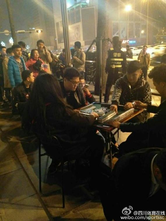 排队购总决赛门票也不忘打麻将的四川球迷