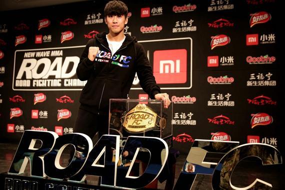 ROAD FC Jeong Kim spent four male beauty contestants: the most handsome players fighting!