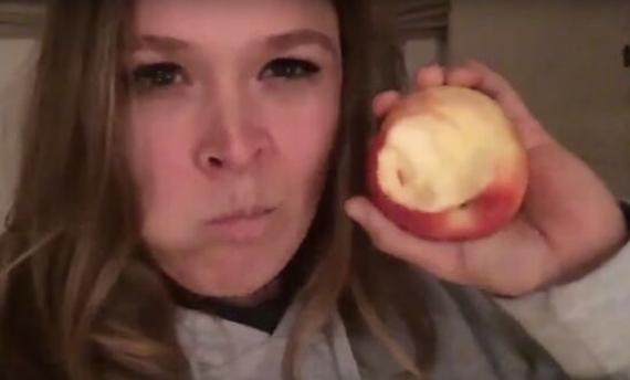 吃苹果视频昭示罗西伤口痊愈