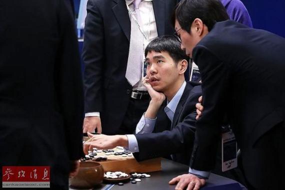 图为李世石和其他围棋高手在赛后复盘。