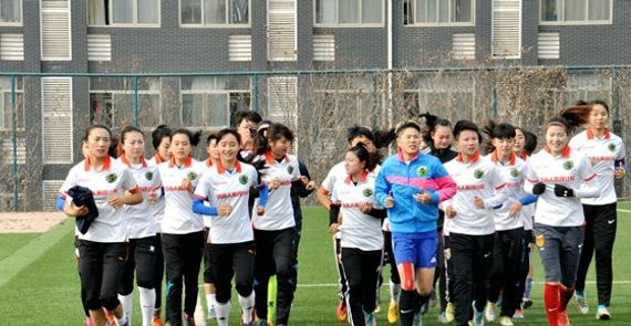 山东女足出征新赛季 主帅殷铁生:队员工资不到
