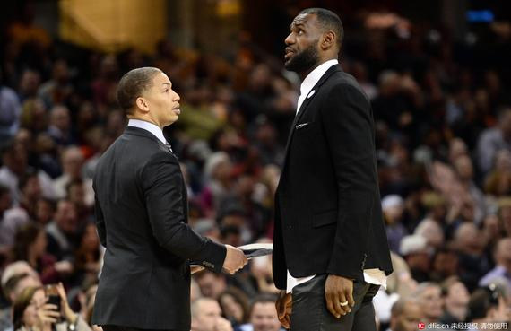 西装詹背手执教鞭!泰伦卢让位 姿势满分(gif)_NBA_新浪竞技风暴_新浪网