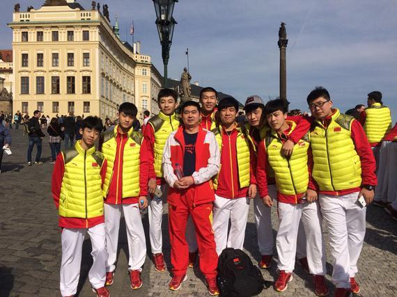 目前在捷克受训的中国青少年冰球运动队队员和教练 耿华教练提供