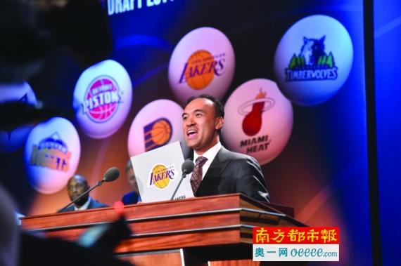 谭惠民在2015年的NBA选秀大会上。CFP图片