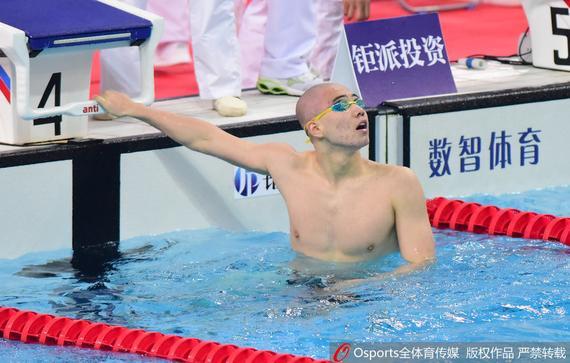 全国冠军赛王立卓男子100米蛙泳夺冠