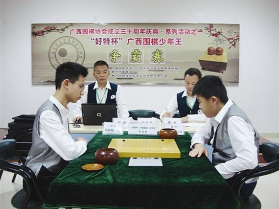 南宁棋手周弘毅（右）赢得了2016年广西围棋“少年王”称号。 主办方供图