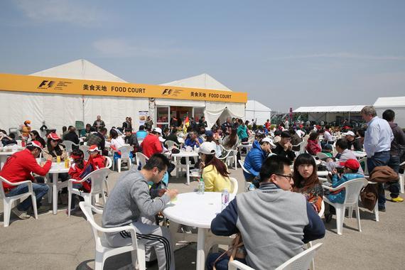 F1中国站现场水景广场的美食天地