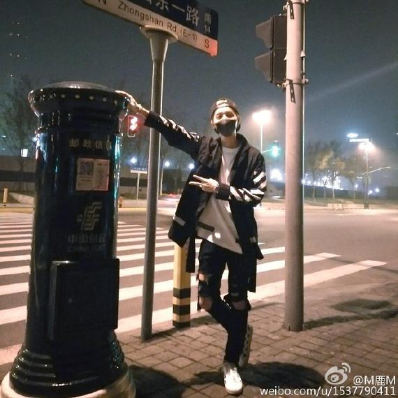 Luhan touched the mailbox 