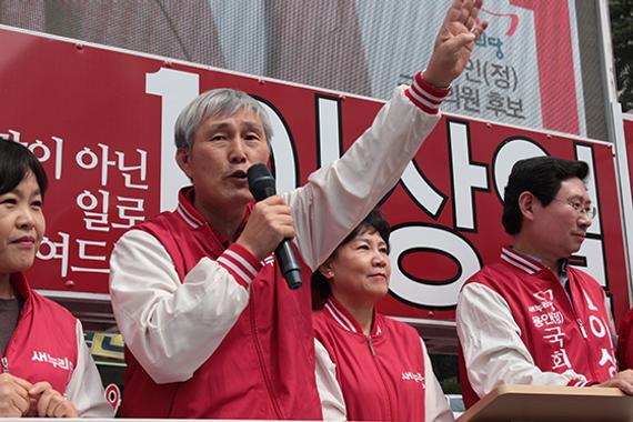 曹薰铉为韩国新国家党站台造势