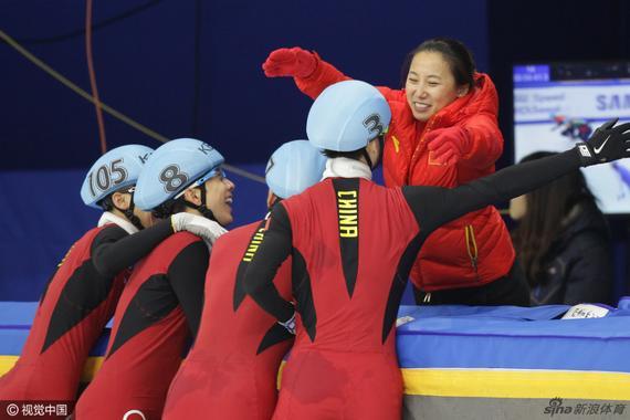 2016年短道速滑世锦赛中国男队5000米接力夺冠后拥抱教练