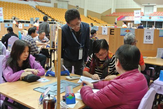 胡基鸿赛前帮助队员冉静蓉看约定卡