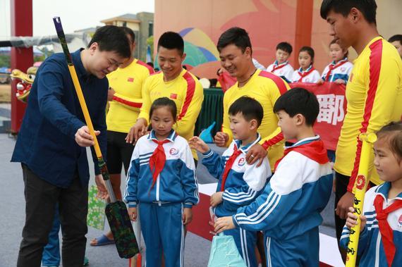 孩子特制龙桨绿动鄱阳湖 宣传环保理念学习协作精..