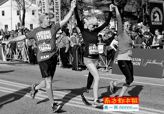 波士顿马拉松爆炸案回归者 戴着假肢跑完全程