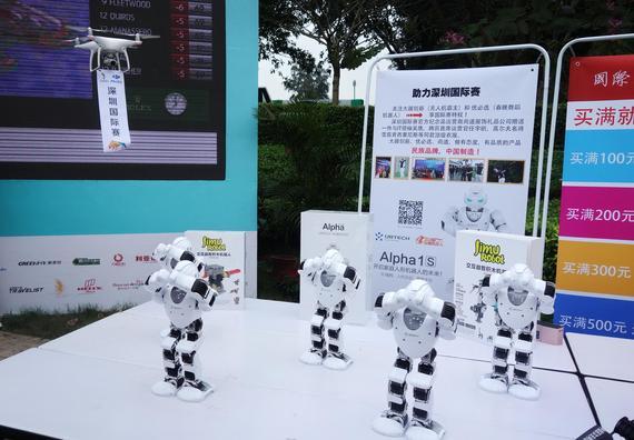 机器人在深圳国际赛公众区表演