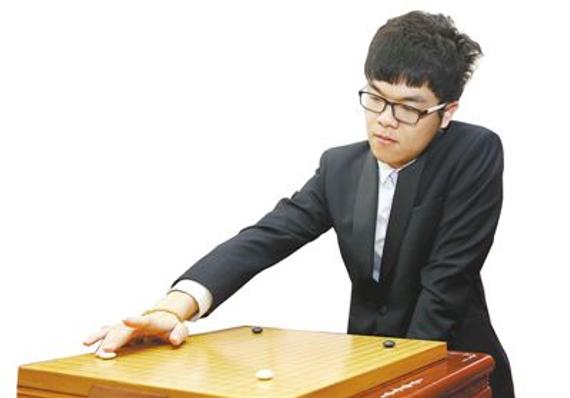 中国棋手柯洁在比赛中落子。新华社记者 凡军 摄