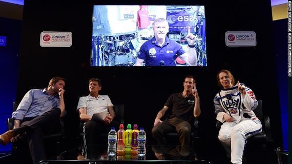 英国宇航员蒂姆·皮克在伦敦马拉松赛前新闻发布会上通过大屏幕发言