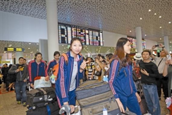 中国女排抵达深圳，袁心玥（中）对镜头点赞。