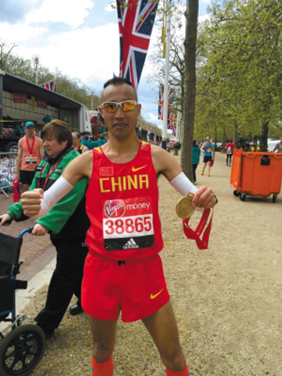 48岁云南业余跑者马亮武，成功跑完世界马拉松大满贯