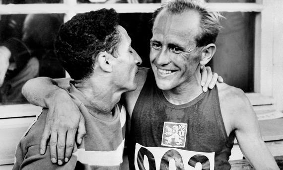 1952年赫尔辛基奥运会5000m比赛，埃米尔·扎托皮克夺得冠军。