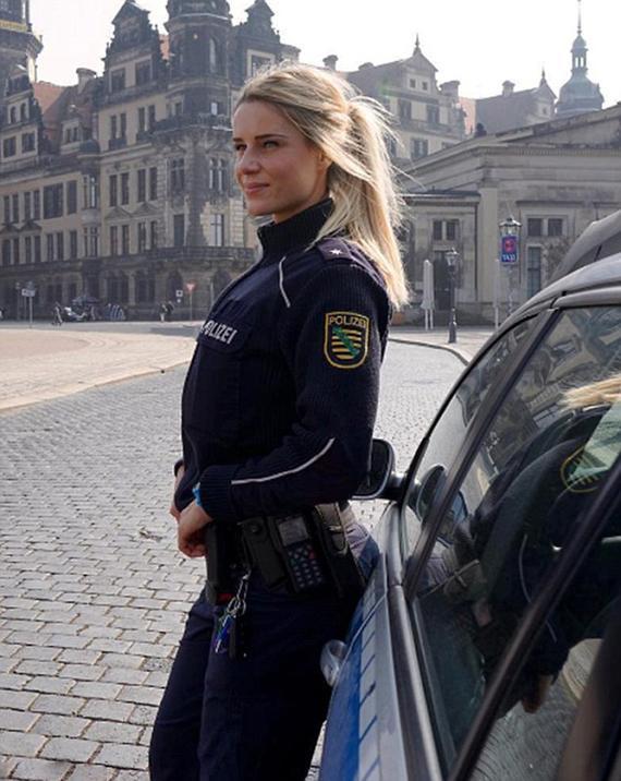 女警察秀健美身材遭表白