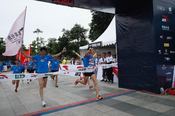 挑战100厦门站最强跑团诞生，陈盆滨10小时51分完赛。
