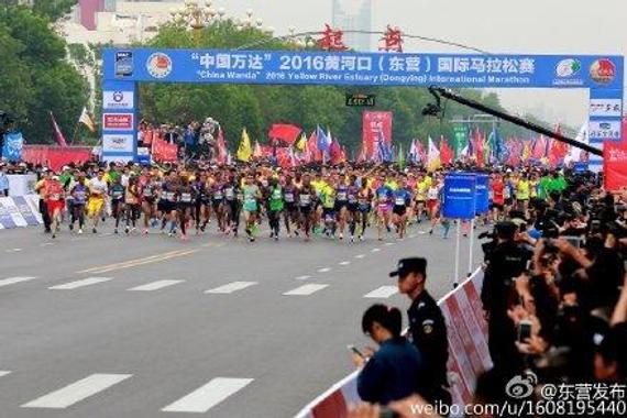 东营国际马拉松3万人开跑 中国选手包揽半程前