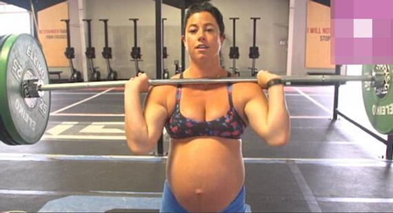 美健身女教练孕期仍坚持锻炼 