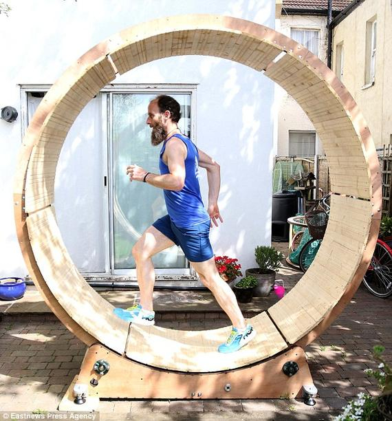 来源于乐高玩具的创意英男子造仓鼠跑轮欲跑24小时_跑步频道_新浪竞技