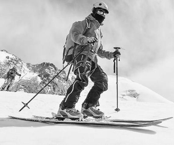 这是西藏登山队在高原上进行的首次高山滑雪实地训练。