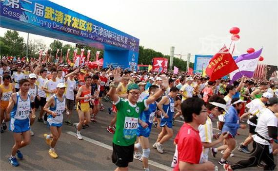 天津马拉松圆满落幕：跑步传递正能量，参与健身不停歇。