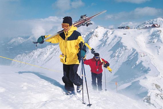 滑雪登山是项十分时尚运动，高海拔滑雪登山更具挑战性。