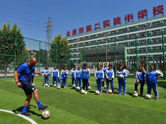 外国足球场比中国足球场多吗,外国足球场比中国足球场多吗为什么
