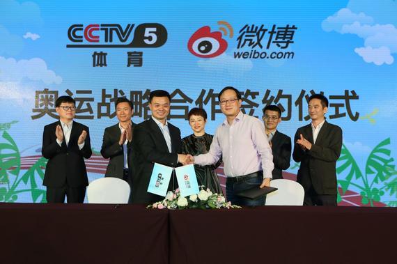 微博CEO王高飞和中央电视台体育频道总监江和平签署合作协议