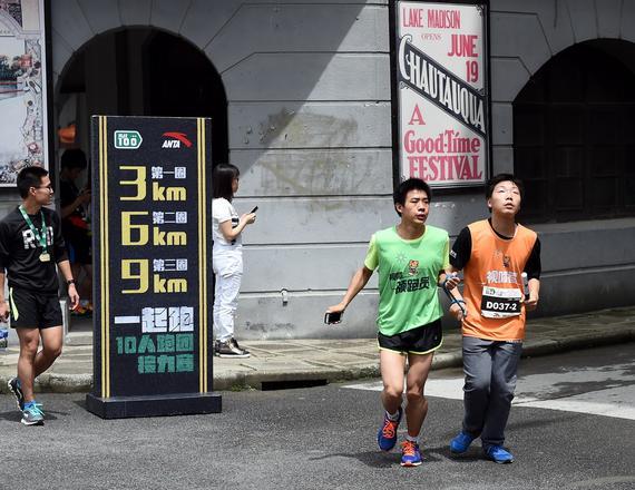 上海挑战100黑暗中的跑者：失明孩子用奔跑寻找光明。