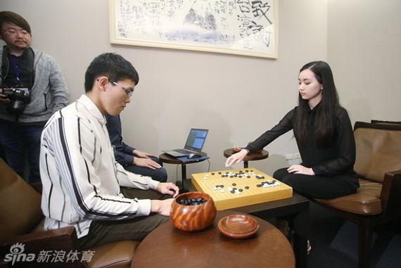 资料图:黑嘉嘉挑战人工智能