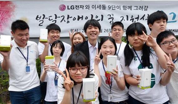 李世石参加社会奉献活动 向残障少年捐献手机