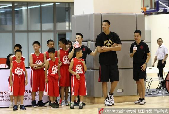 易建联在活动现场