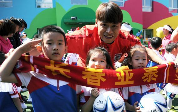 亚泰公益活动与孩子欢度六一 首家幼儿足球基