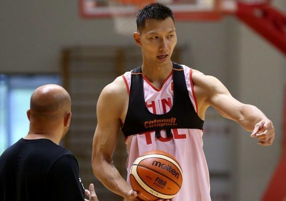 易建联在训练中与助教交流