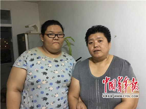 刘成菊(右)和女儿合影。杨海/摄