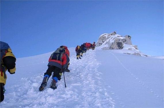 不少登山者转道北坡，人数增长增加了珠峰道路拥堵可能性。