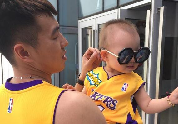 曾令旭陪女儿度六一