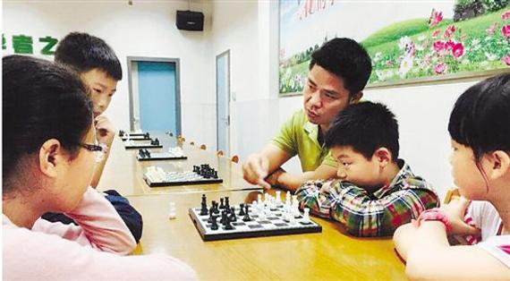 汪慧刚正在教授学生下国际象棋的技巧