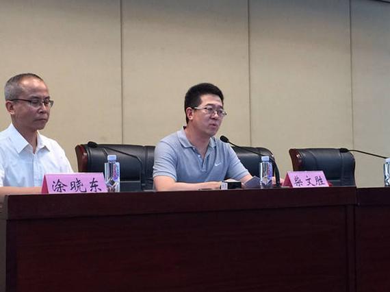 中国男篮领队柴文胜（右）在新闻发布会上。