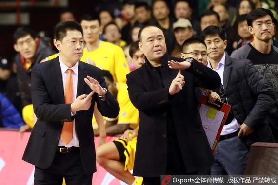 广厦主帅李春江（左）与总经理刘全胜（右）