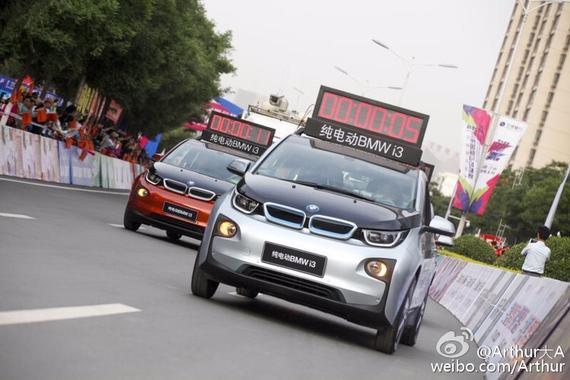 纯电动BMW i3领跑2016兰州马拉松：百年创新，执着前行。